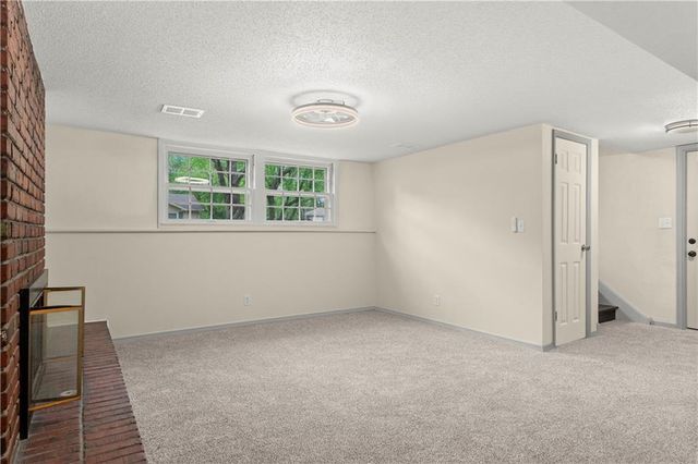 6905 E 136 Street, Grandview, MO 64030