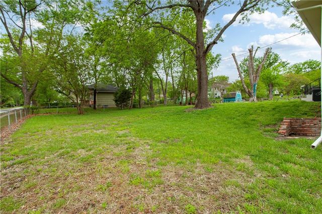 6905 E 136 Street, Grandview, MO 64030