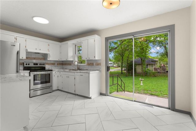 6905 E 136 Street, Grandview, MO 64030