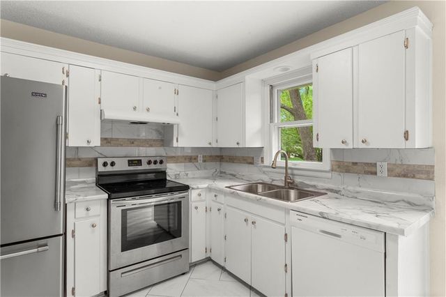 6905 E 136 Street, Grandview, MO 64030