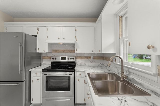 6905 E 136 Street, Grandview, MO 64030