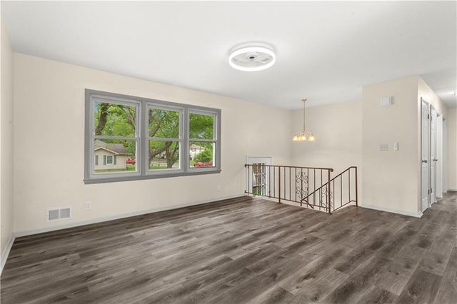 6905 E 136 Street, Grandview, MO 64030