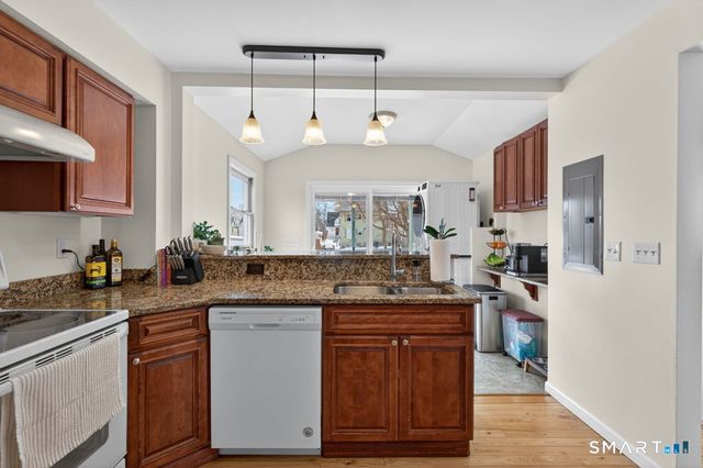 14 Warren Street, New London, CT 06320