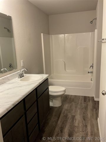 7514 E 160th Place S, Bixby, OK 74008