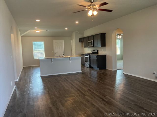 7514 E 160th Place S, Bixby, OK 74008