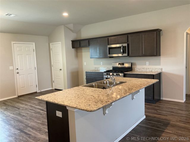 7514 E 160th Place S, Bixby, OK 74008
