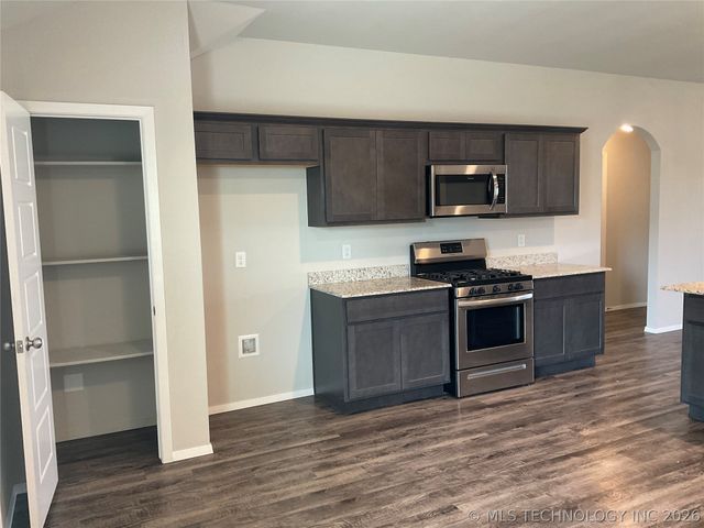 7514 E 160th Place S, Bixby, OK 74008