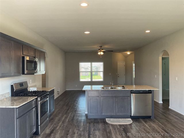 7514 E 160th Place S, Bixby, OK 74008