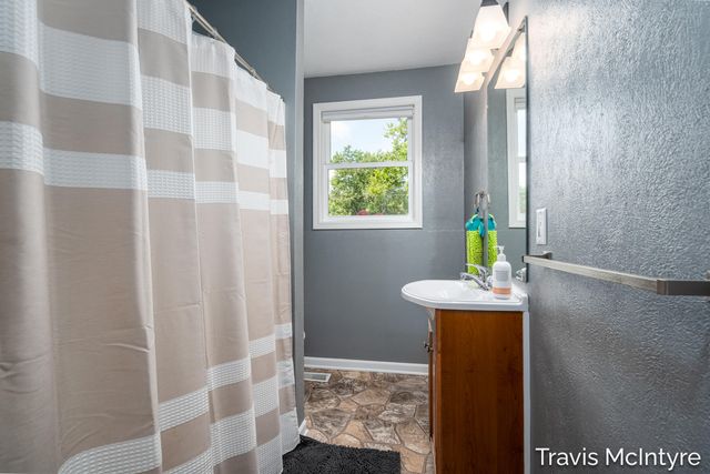 8022 Kraft Avenue SE, Caledonia, MI 49316
