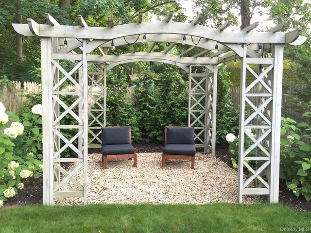 10 Beech Lane, Stony Brook, NY 11790