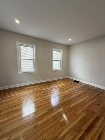 11 Mount Pleasant St 1, Waltham, MA 02452