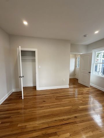 11 Mount Pleasant St 1, Waltham, MA 02452
