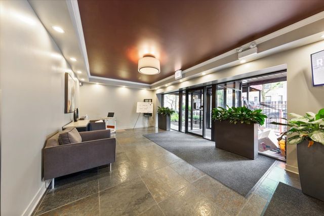 3900 N PINE GROVE Avenue 910, Chicago, IL 60613