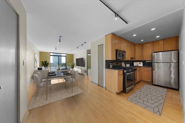 3900 N PINE GROVE Avenue 910, Chicago, IL 60613