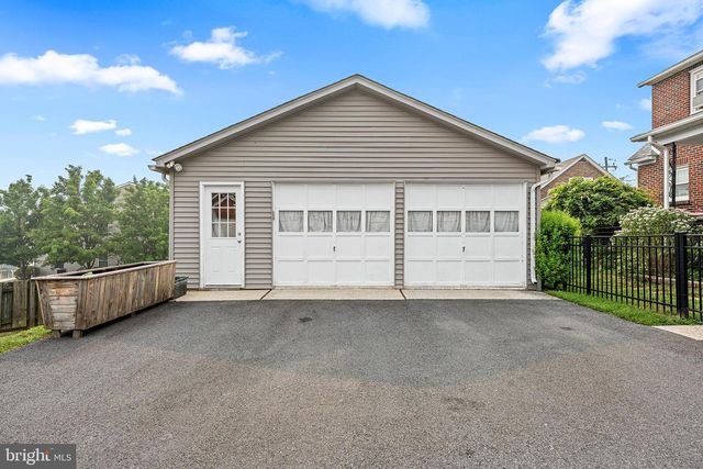 24 SYCAMORE ST, Hellertown, PA 18055