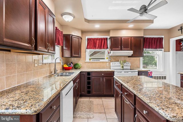 24 SYCAMORE ST, Hellertown, PA 18055