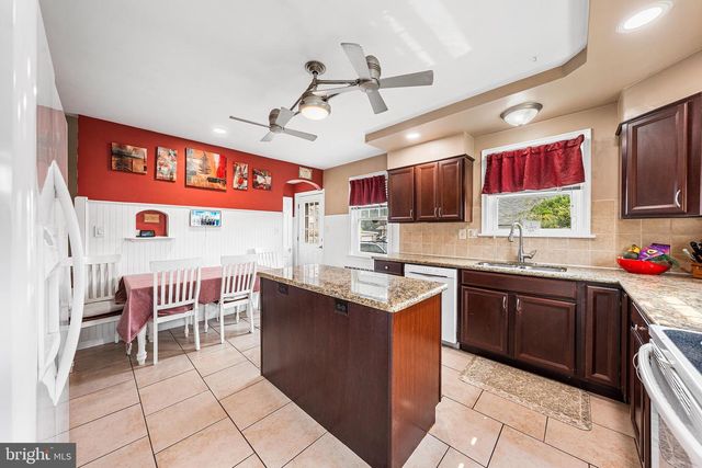 24 SYCAMORE ST, Hellertown, PA 18055