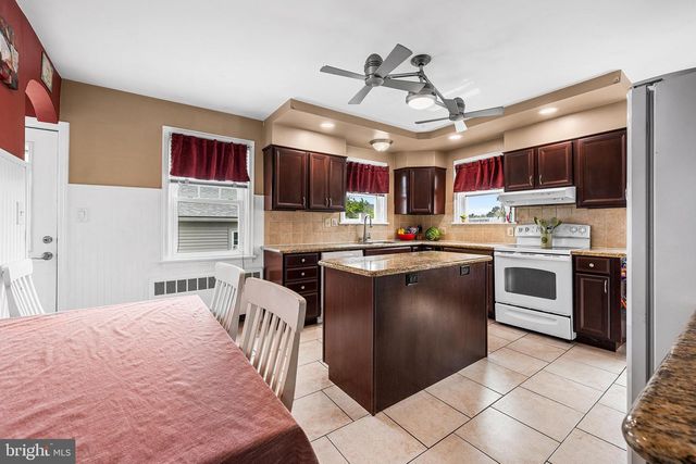 24 SYCAMORE ST, Hellertown, PA 18055