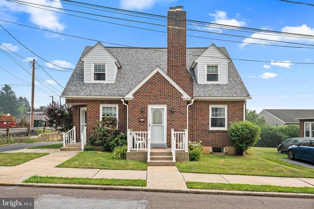24 SYCAMORE ST, Hellertown, PA 18055
