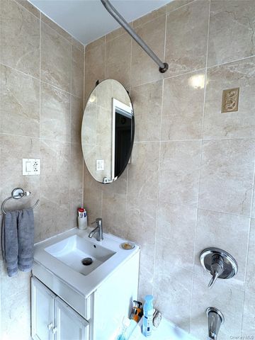 141-02 78th Road 3K, Flushing, NY 11367