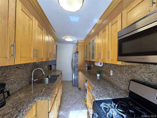 141-02 78th Road 3K, Flushing, NY 11367
