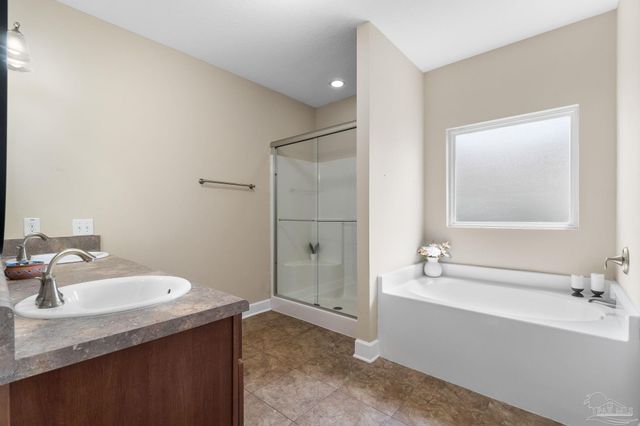 5740 Blackhorse Cir, Pensacola, FL 32526
