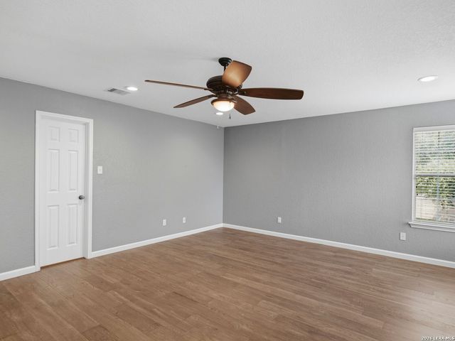 6605 Wood Bench, Live Oak, TX 78233