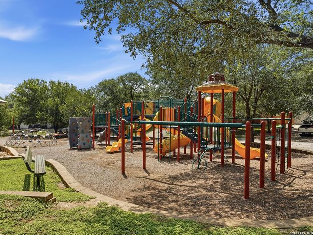 6605 Wood Bench, Live Oak, TX 78233