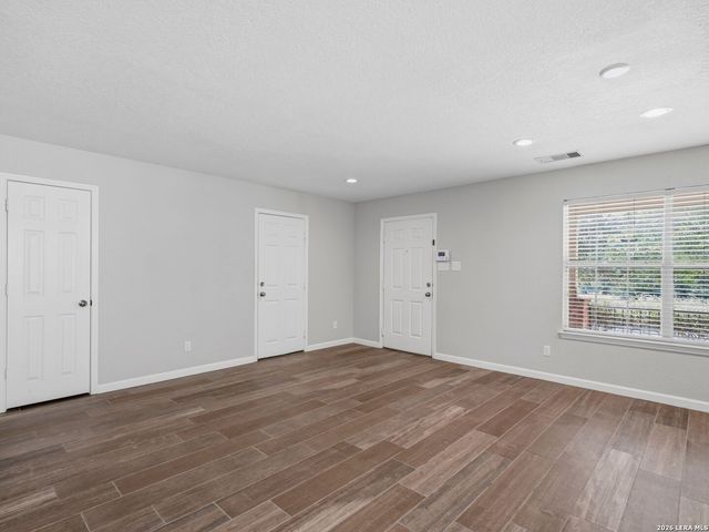6605 Wood Bench, Live Oak, TX 78233