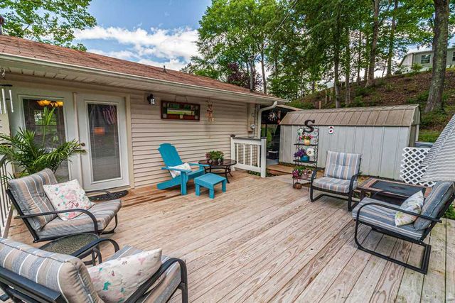 718 CRABTREE RD, Selmer, TN 38375