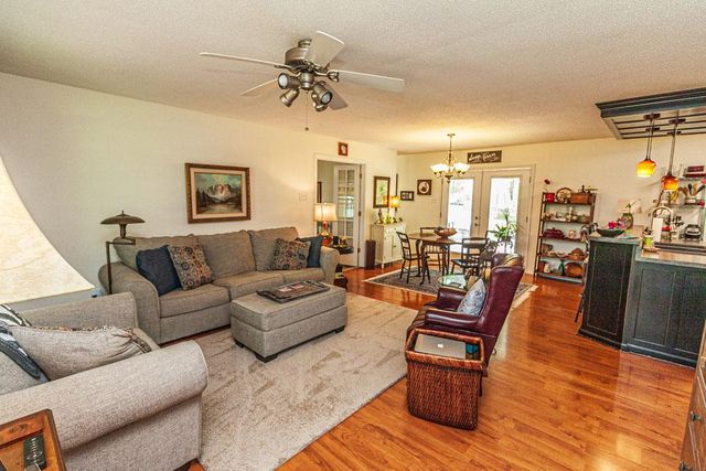 718 CRABTREE RD, Selmer, TN 38375