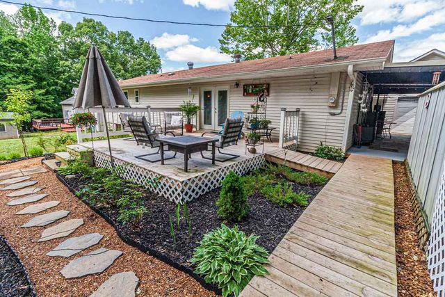 718 CRABTREE RD, Selmer, TN 38375