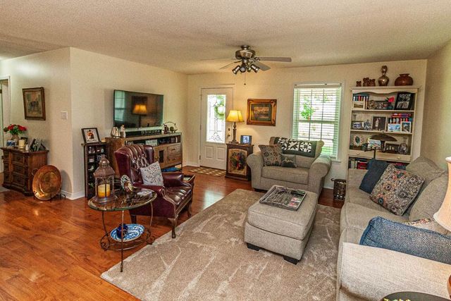 718 CRABTREE RD, Selmer, TN 38375