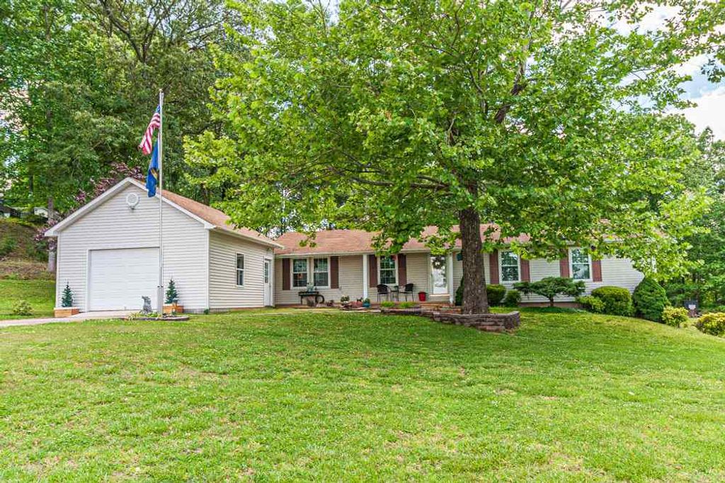 718 CRABTREE RD, Selmer, TN 38375