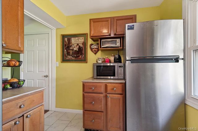 27 Tomahawk Drive, White Plains, NY 10603