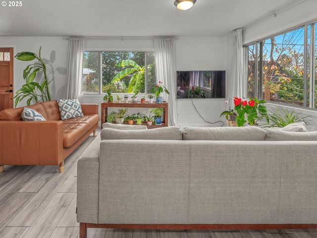 7333 Sw PINE St, Portland, OR 97223