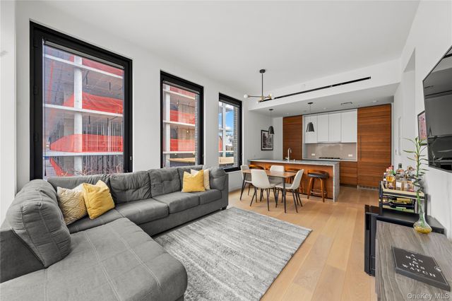 21-21 31st Street 2L, Astoria, NY 11105