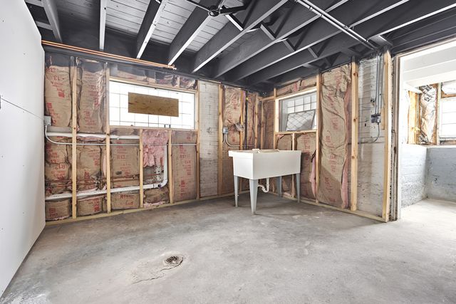 8528 S Escanaba Avenue, Chicago, IL 60617