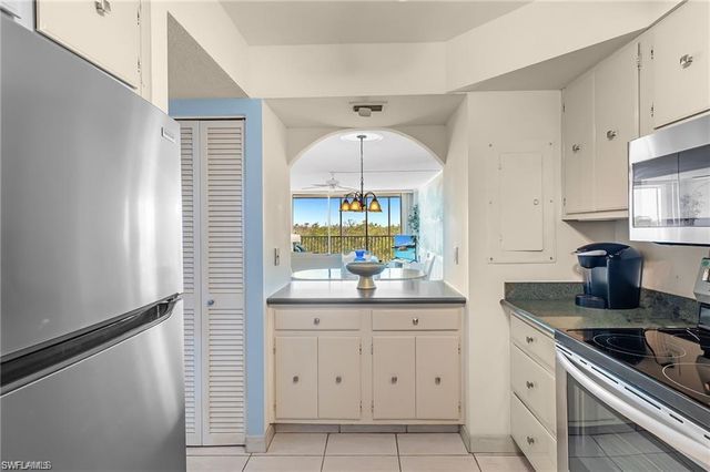 5 Bluebill AVE 403, Naples, FL 34108