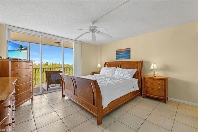 5 Bluebill AVE 403, Naples, FL 34108