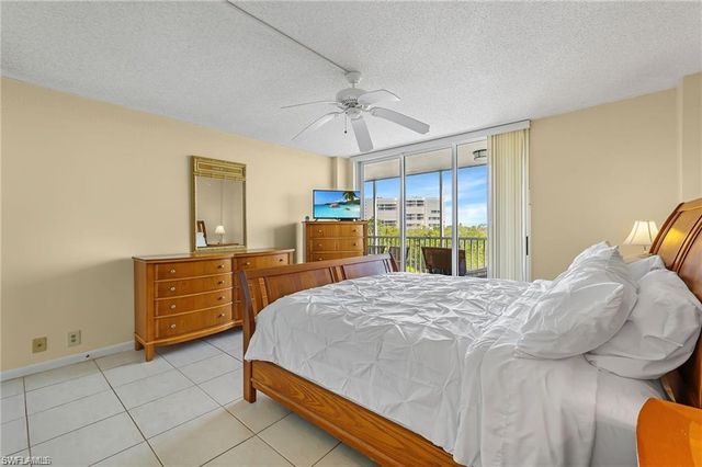 5 Bluebill AVE 403, Naples, FL 34108
