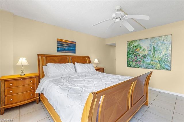 5 Bluebill AVE 403, Naples, FL 34108
