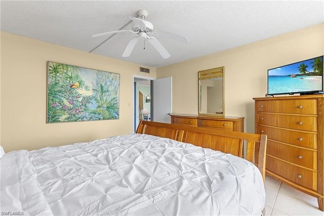 5 Bluebill AVE 403, Naples, FL 34108