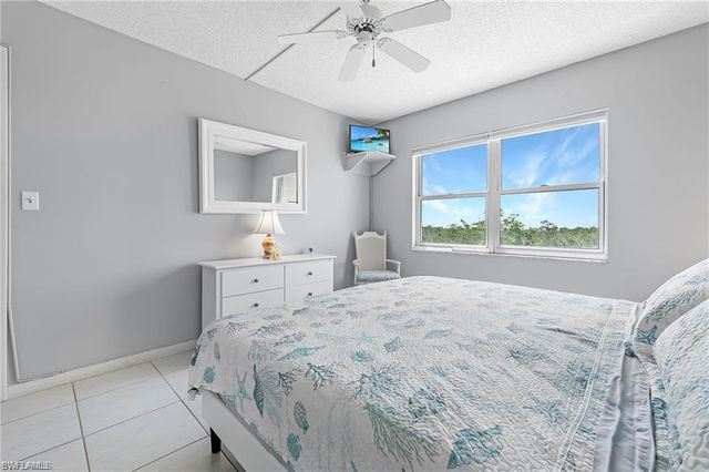 5 Bluebill AVE 403, Naples, FL 34108