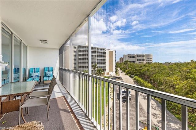 5 Bluebill AVE 403, Naples, FL 34108