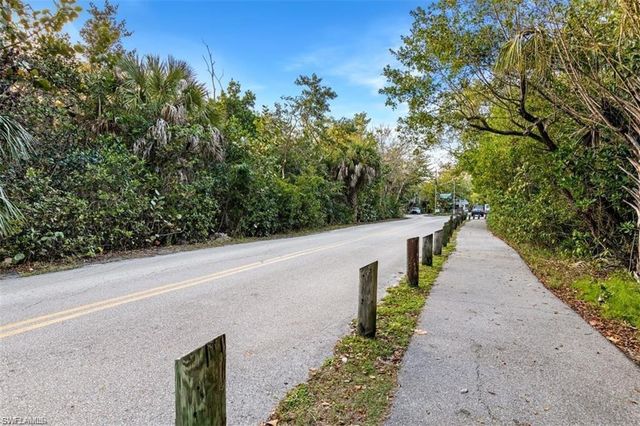 5 Bluebill AVE 403, Naples, FL 34108