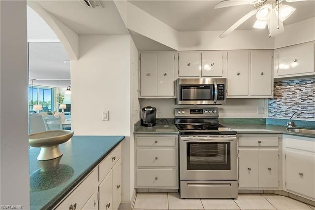5 Bluebill AVE 403, Naples, FL 34108