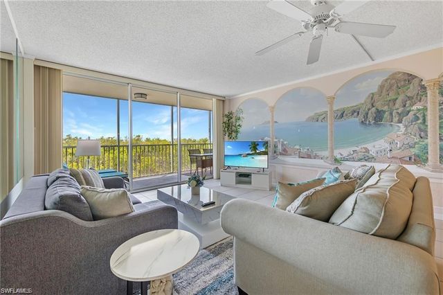 5 Bluebill AVE 403, Naples, FL 34108