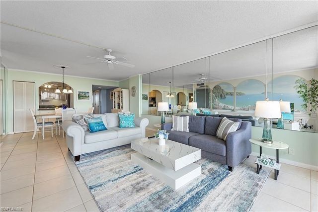 5 Bluebill AVE 403, Naples, FL 34108