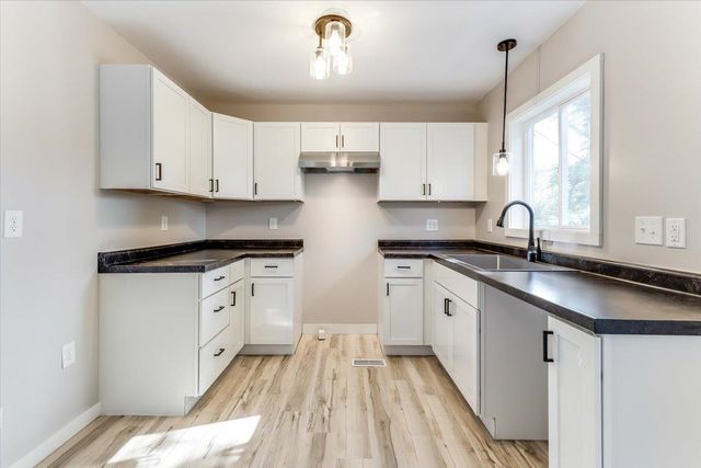 1727 N Northeast Parkway, Wichita, KS 67208